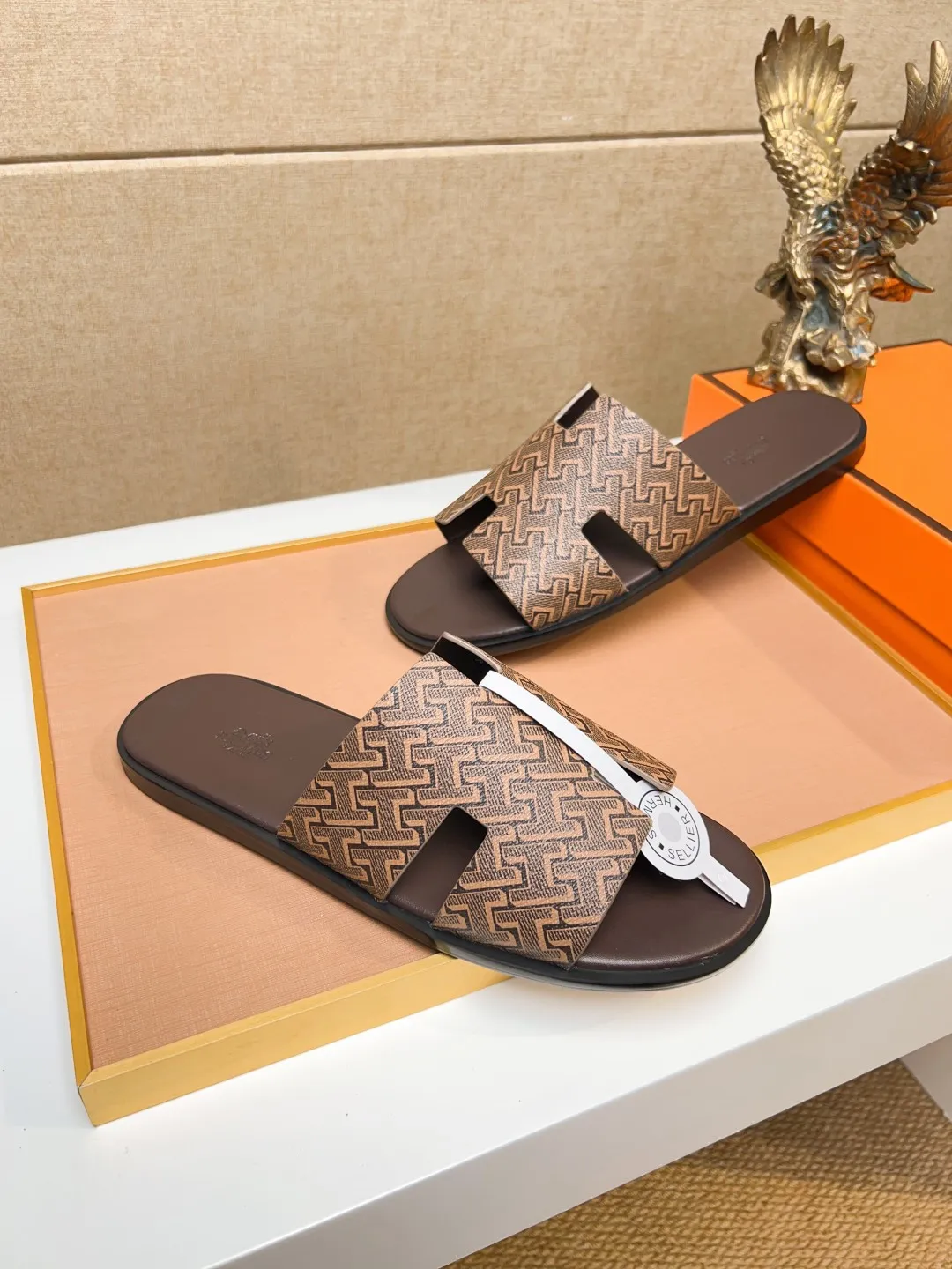 Men's clothing and shoes 💰280 💅💅💅 new arrival. Hermes Hermes official website latest counter synchronized new oran color leather H slippers, the original Paris version flew back to the original model and opened the mold to make it perfectly🍌The highest quality Sincerity, you can enter and leave the counter at will [Deyi] The upper is made of original customized  colored palm prints, crocodile print, ostrich print, colored cow leather, colored cow suede, 🤔 horse hair, 🥳 colored diamonds, 🥰 3D printing, and other genuine leather slippers, imported cow pattern foot pad lining, Italian  latest original genuine leather combination outsole Code number: 38-48 (customized at 46.47.48) Can be made into picture combination sole with genuine leather pattern and ordinary molded outsole